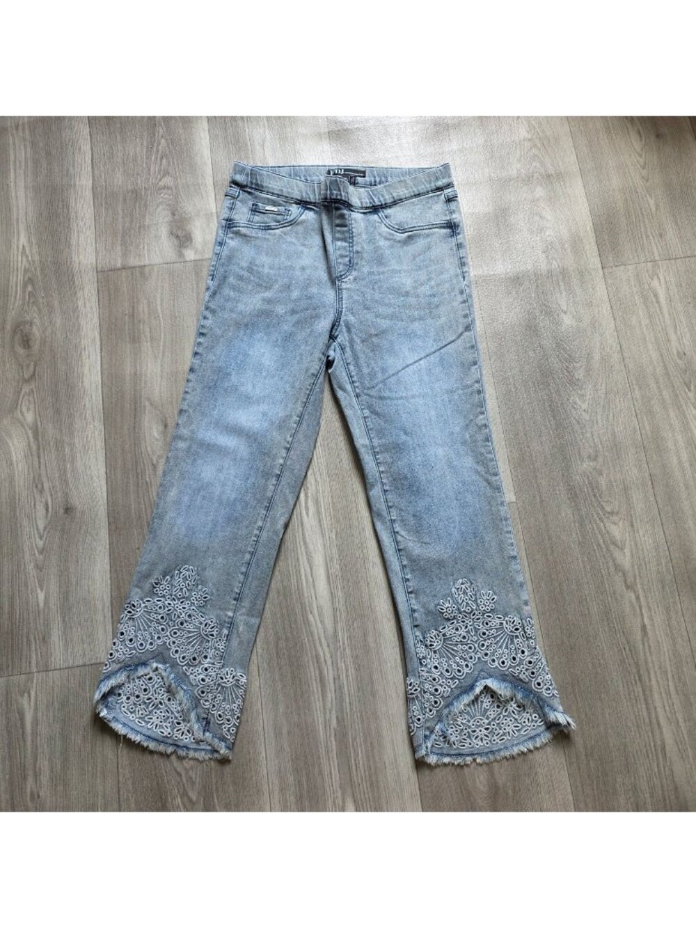 FDJ French Dressing Jeans Light Wash Embroidered Hem Cropped Denim Pants Womens
